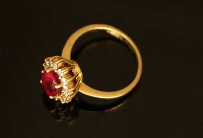 Daisy ring in 18k yellow gold (750/°°) centered...
