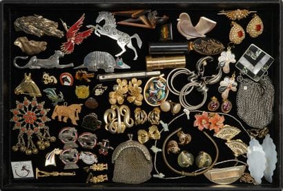 LOT de BIJOUX FANTAISIE comprenant bracelets,...