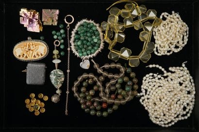 LOT composé de perles rondes possiblement...