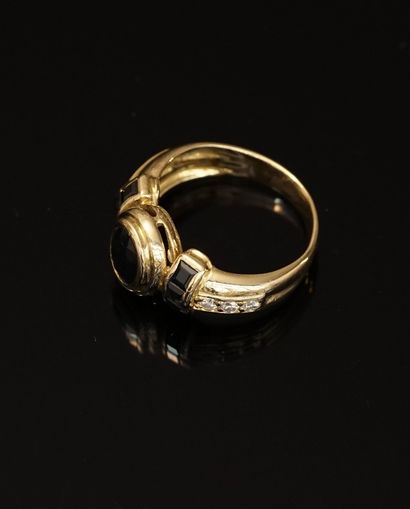 18k (750/°°) yellow gold ring centered on...