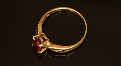 RING in 18K yellow gold (750/°°) centered...