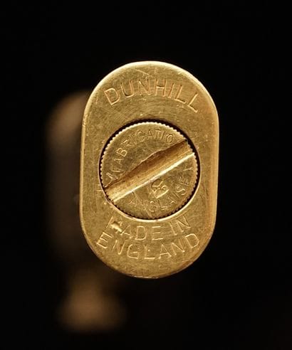 DUNHILL - BRIQUET à essence en métal doré...
