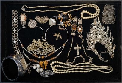 BIJOUX FANTAISIE: Ensemble composé de bijoux...