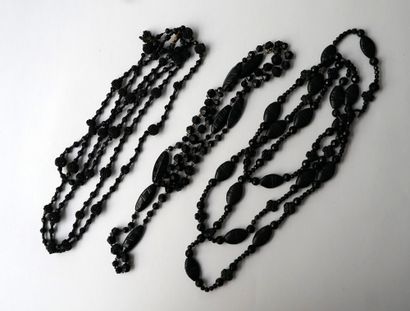 ENSEMBLE composé de 3 sautoirs en perles...