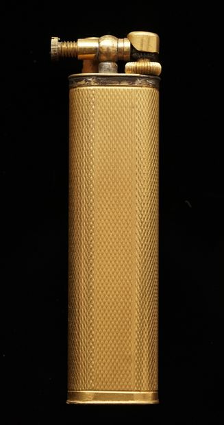 DUNHILL - BRIQUET à essence en métal doré...