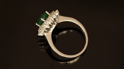 RING in 18K white gold (750/°°) set with...