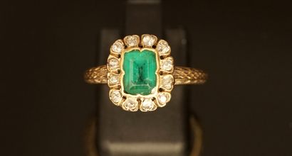 18K (750/°°) yellow gold ring centered on...