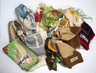 LOT de 11 foulards ou étoles en soie multicolore...