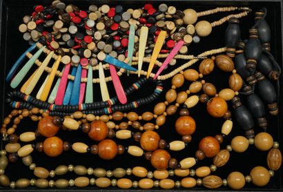 BIJOUX FANTAISIE: Ensemble composé de bijoux...
