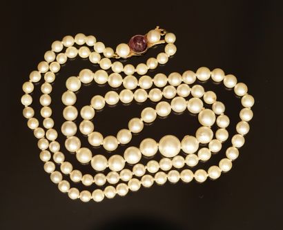 NECKLACE of cultured pearls in fall. Clasp...