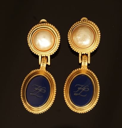 KARL LAGERFELD - PAIRE DE PENDANTS D'OREILLE...