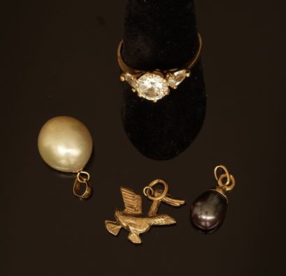 LOT of 18k (750/°°) and 14k (585/°°) gold...