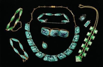ENSEMBLE composé de 4 bracelets, une bague,...