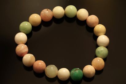 BRACELET composed of round beads of chrysoprase...