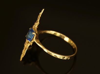 Modernist ring in 18k yellow gold (750/°°)...