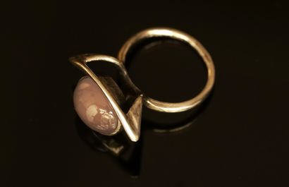 Modernist ring in silver 925/°° set with...