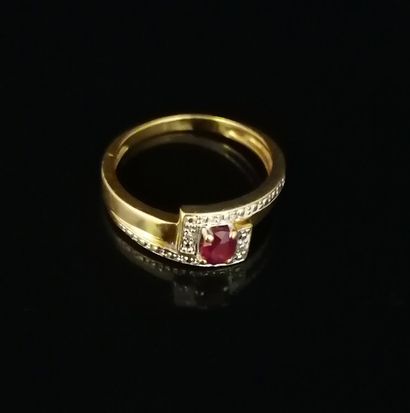 RING in 18K yellow gold (750/°°), set with...