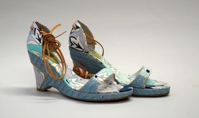 PUCCI Emilio - PAIRE de nu-pieds en toile...
