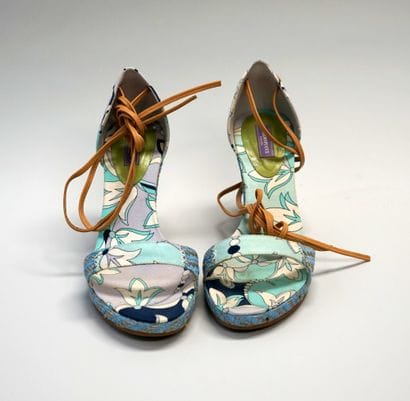 PUCCI Emilio - PAIRE de nu-pieds en toile...