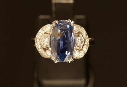 RING in 18k (750/°°) white gold centered...