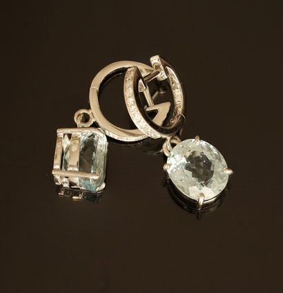 PAIR OF EARRINGS in 18k (750/°°) white gold,...