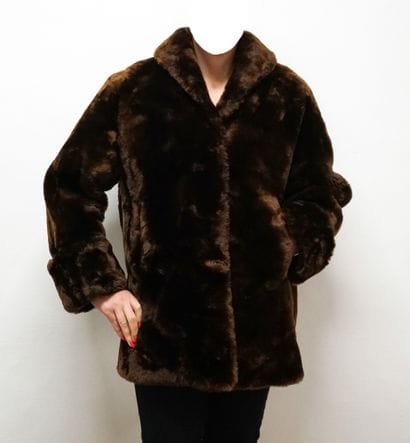 MANTEAU COURT en fourrure brun foncé. Sans...