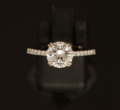 RING in 18k (750/°°) white gold, centered...