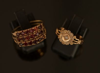 RING in 9k yellow gold (375/°°) consisting...