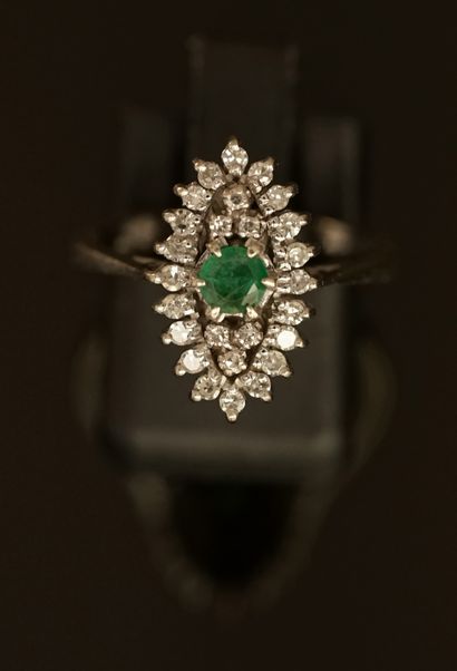 MARQUISE RING in 18K (750/°°) white gold...