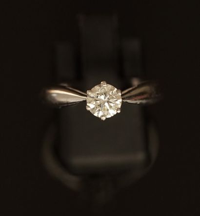RING in 18K (750/°°) white gold, set with...