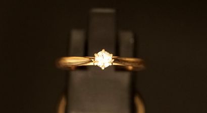 SOLITARY RING in 18K (750/°°) yellow gold...