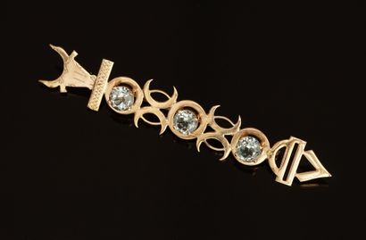 18K (750/°°) yellow gold brooch featuring...