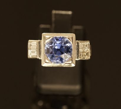 Art Deco period platinum ring, centered on...