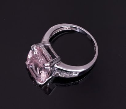 RING in 18k white gold (750/°°) centered...