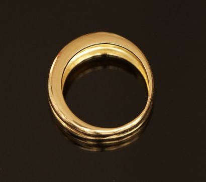 RING in 18k (750/°°) yellow gold centered...