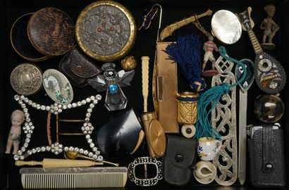 LOT of small objects: boxes, miniature mandolin,...