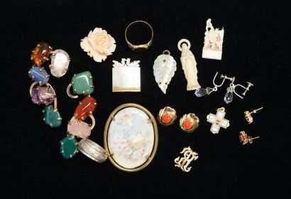 SET of costume jewelry including brooch,...