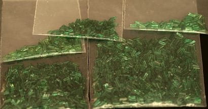 LOT de pierres de couleurs: émeraudes ovales,...