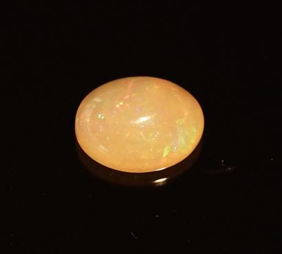 Belle opale ovale. Environ 4ct. L: 1,7cm