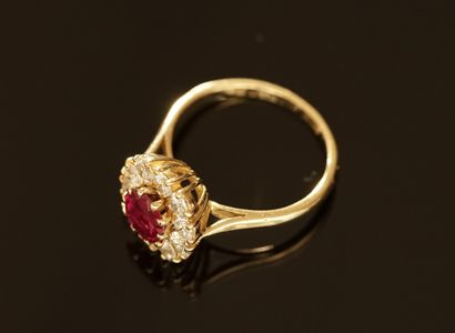 RING in 18k yellow gold (750/°°) centered...