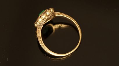 18K (750/°°) yellow gold ring centered on...