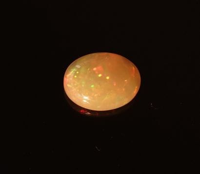 Belle opale ovale. Environ 4ct. L: 1,7cm