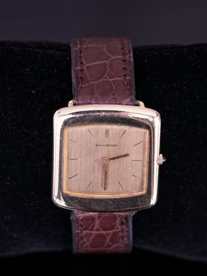 BOUCHERON - Square wristwatch in 18k (750/°°)...