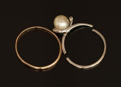 SET of 2 rings in 18K (750/°°) gold consisting...