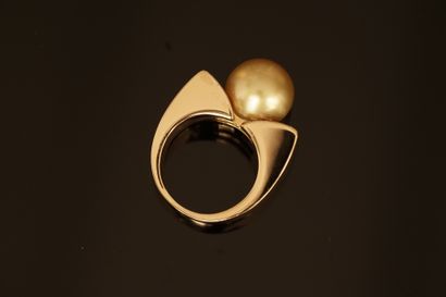 18k (750/°°) yellow gold ring, centered with...