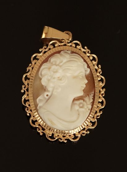 18k (750/°°) yellow gold pendant with a shell...