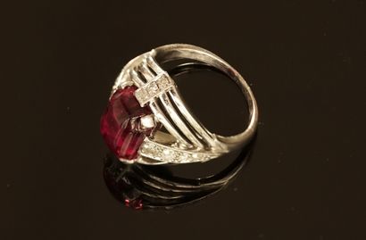 RING in 18k white gold (750/°°) centered...