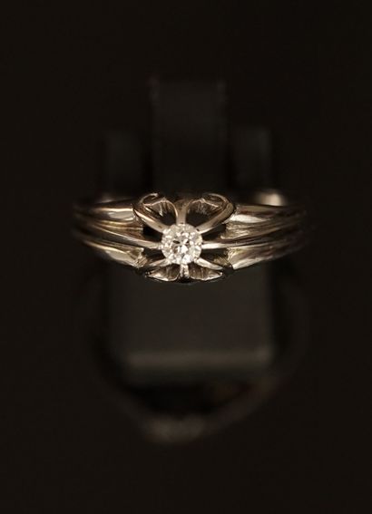 SOLITARY RING in 18K (750/°°) white gold...