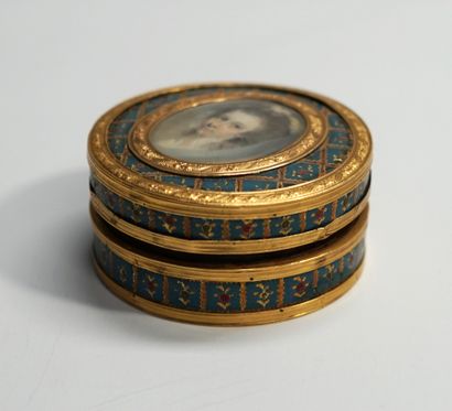 Round box, the interior in tortoiseshell,...