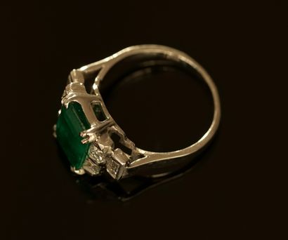 18k (750/°°) white gold ring centered on...